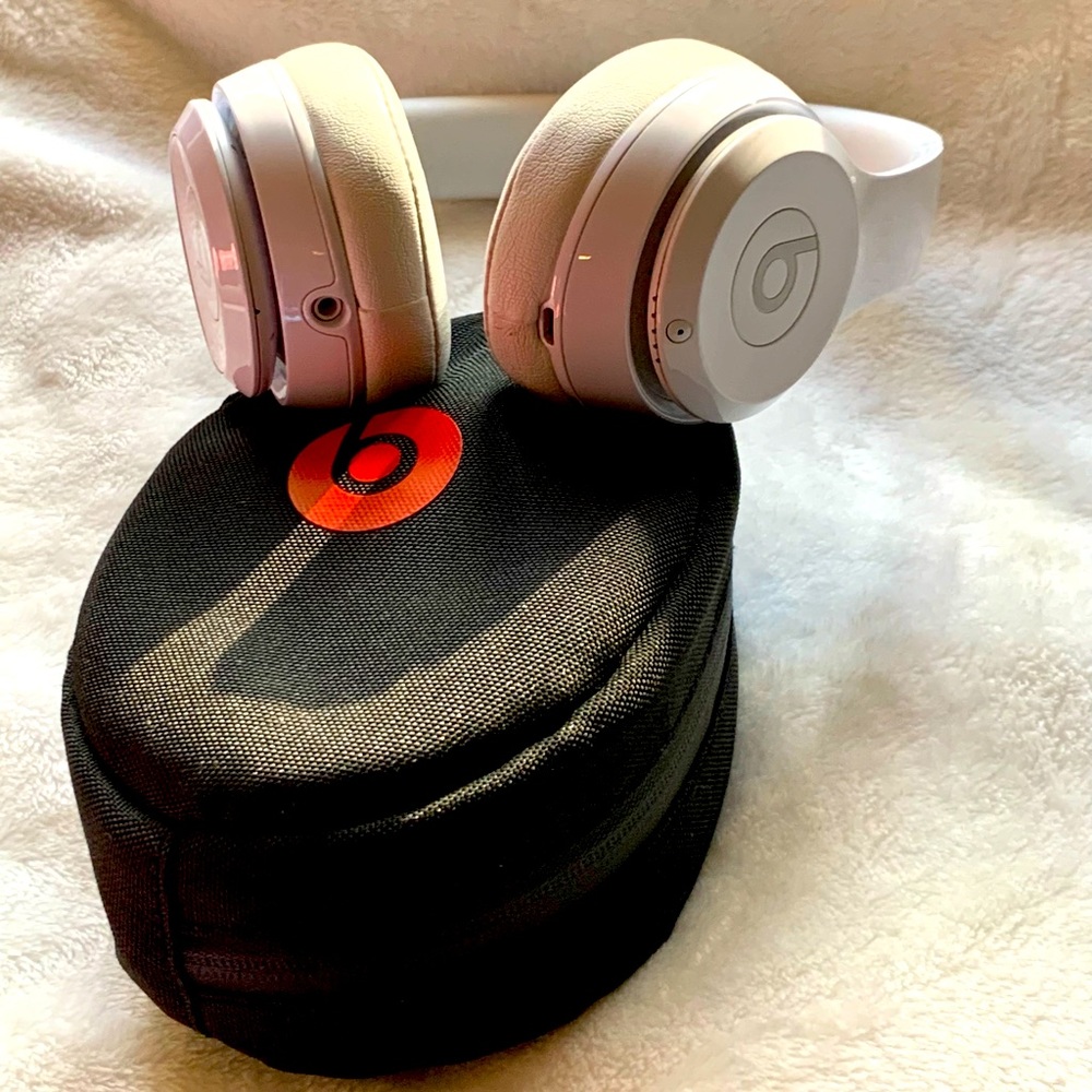 Beats by Dr. Dre Beats Solo Wireless Headphones in Gloss White